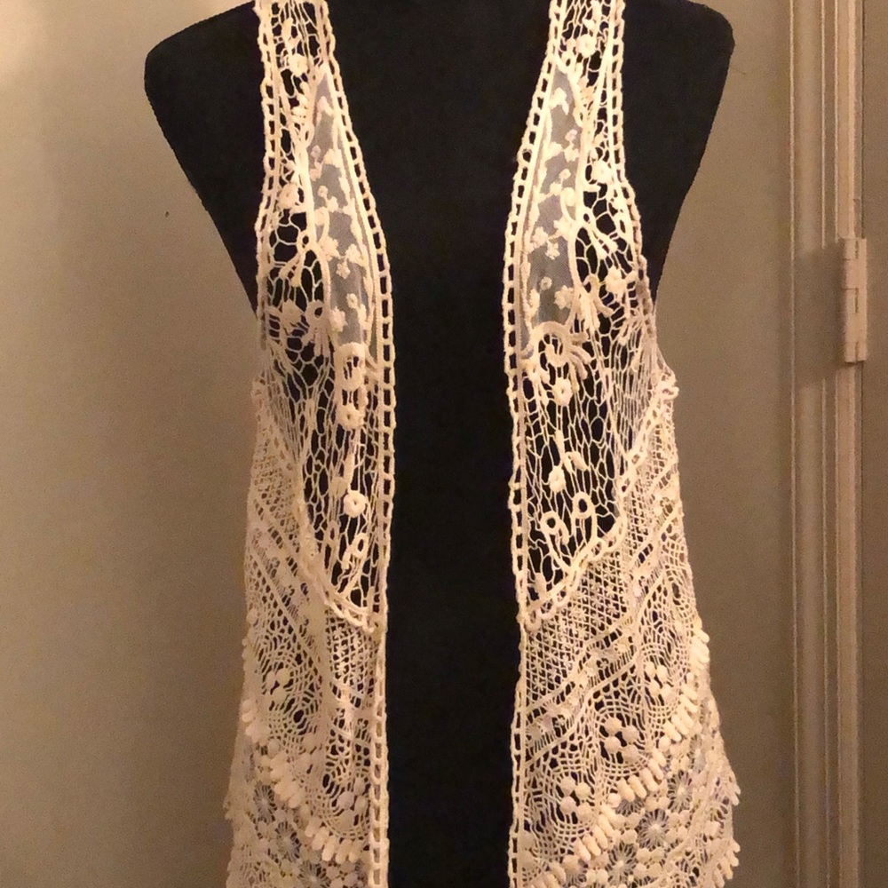 Long lace vest. Size Medium